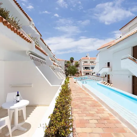 Home2book Cute Apt, Pool & Terrace Americas * アロナ